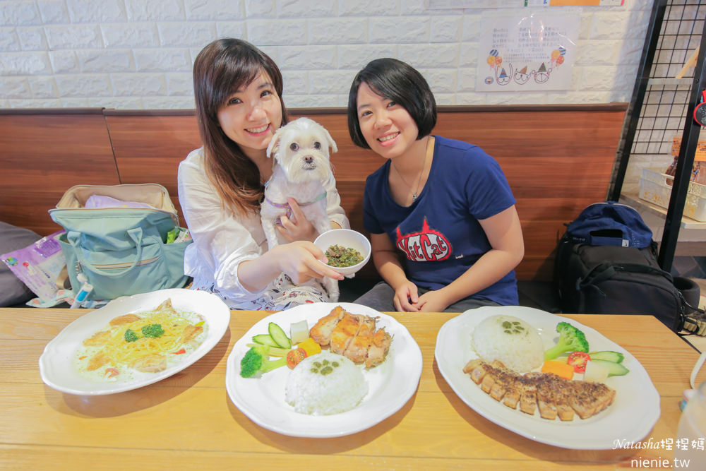 高雄寵物餐廳 │DoGu狗民小學~有草地可讓狗狗玩耍及提供美味寵物餐