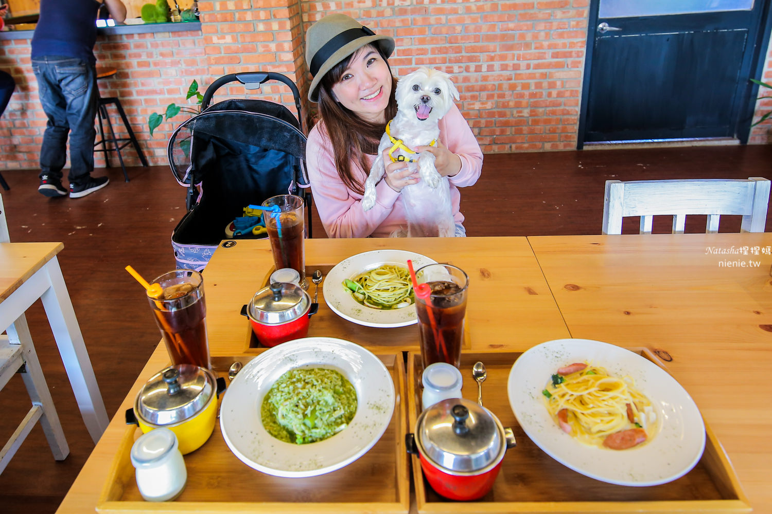 新竹親子餐廳 松湖畔咖啡館~寵物友善草皮足球場/沙坑溜滑梯/餵兔子釣魚