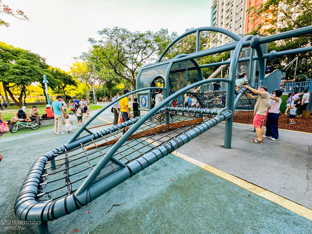 台北親子公園|台北共融公園|台北攀爬公園|青年公園~飛機主題特色公園